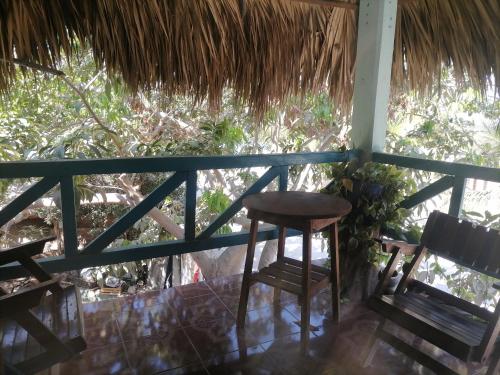 a table and chairs on a porch with a table and chairs at Bungalow confortable en lagunas de Chacahua in La Sabrosa