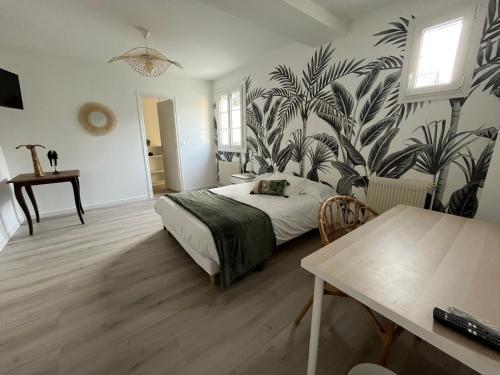 1 dormitorio con 1 cama con una gran pared de plantas en Cœur de Loire, en Pocé-sur-Cisse