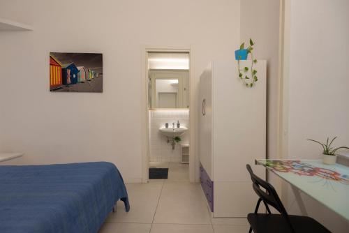 ナポリにあるGeco's Apartmentのベッドルーム1室(ベッド1台付)、バスルーム(シンク付)