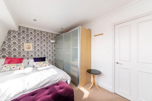 Krevet ili kreveti u jedinici u objektu Notting Hill Bohemian Apartment