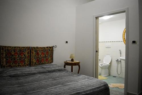 a bedroom with a bed and a bathroom with a toilet at Bed & Breakfast Mare Nostrum in Brindisi