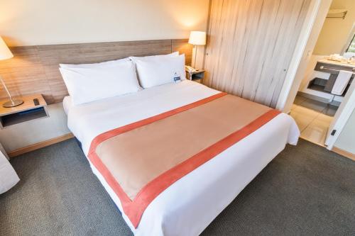 卡拉馬的住宿－卡拉馬吉爾公寓式酒店，一间位于酒店客房内的带大床的卧室