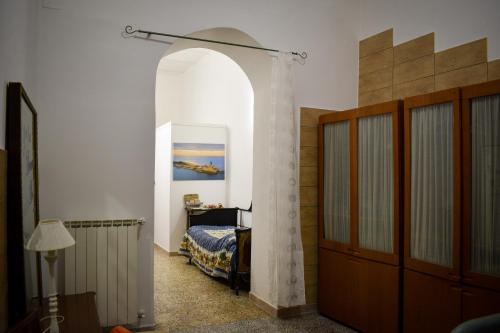 1 dormitorio con cama y puerta abovedada en Bed & Breakfast Mare Nostrum, en Brindisi