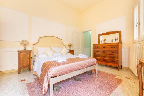 Schlafzimmer mit einem Bett, einer Kommode und einem Spiegel in der Unterkunft Dimora Le Tre Muse Guesthouse in Lecce