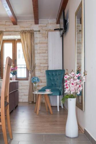 DIVA 2,stylish Old Town studio apartment near beach
