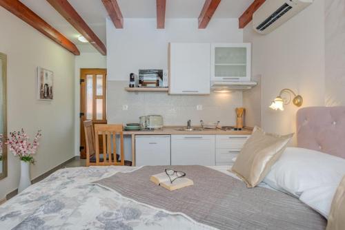 DIVA 2,stylish Old Town studio apartment near beach