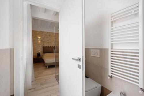 アルベンガにあるAmaの白いバスルーム(トイレ付)、ベッドルーム1室が備わります。