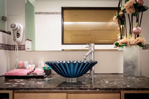 a kitchen counter with a sink and a mixer at Only Love Motel in Xindian