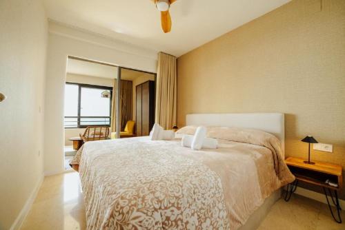 Un pat sau paturi într-o cameră la Torre Levante - 23º by Inmobiliaria Milonas