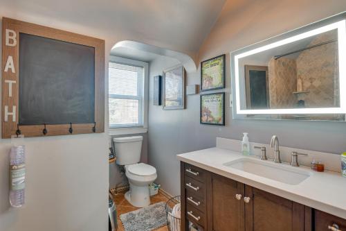 華盛頓的住宿－WFH-Friendly Washington DC Vacation Rental!，一间带水槽、卫生间和黑板的浴室