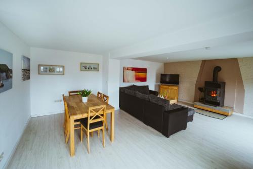 ein Wohnzimmer mit einem Tisch und einem Sofa in der Unterkunft Aparthotel Stralsund Studios und Apartments in Stralsund