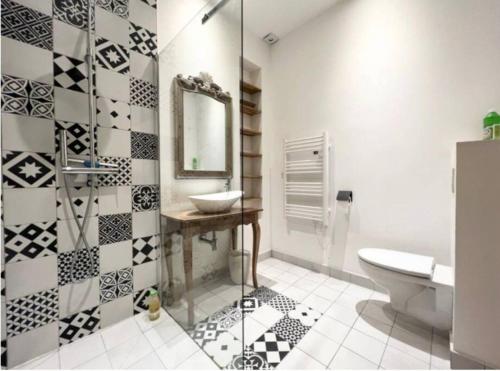 Um banheiro em L appartement de Manon, centre historique du vieil Antibes