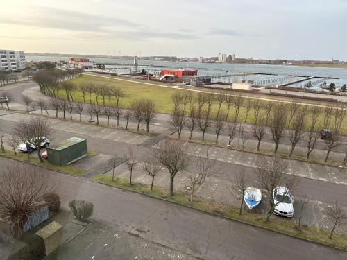 - une vue aérienne sur un parking avec des arbres et une rivière dans l'établissement Möwe, à Burgtiefe auf Fehmarn 