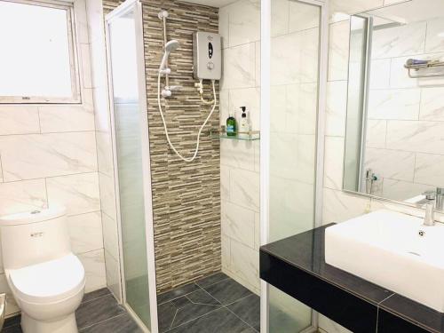 een badkamer met een douche, een toilet en een wastafel bij Venice Hill Condo Palazzo Azura Tower 10 1600sf with Mountain Fresh Air in Cheras