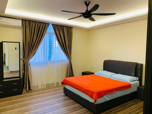 een slaapkamer met een bed en een plafondventilator bij Venice Hill Condo Palazzo Azura Tower 10 1600sf with Mountain Fresh Air in Cheras