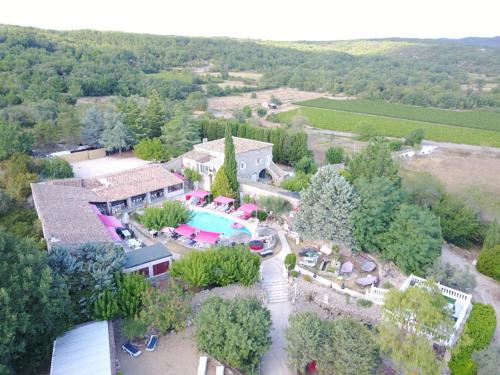 - une vue aérienne sur une maison avec une piscine dans l'établissement mas de la berlusiere, à Saint-André-de-Cruzières