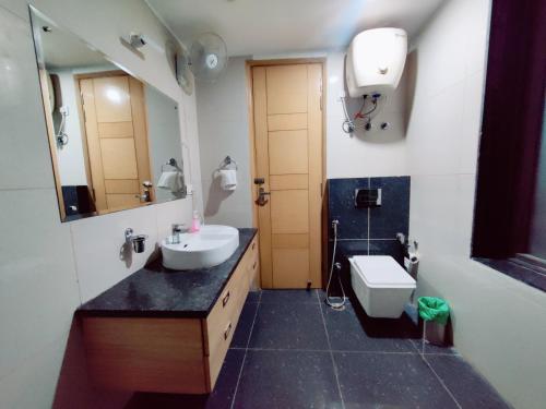 ein Bad mit einem Waschbecken und einem WC in der Unterkunft BlueNeck Sec 47 Near IKEA GMP Gurugram in Gurgaon