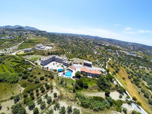 una vista aérea de una casa en una colina en Hillside Studios & Apartments, en Faliraki