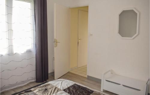 プルーアにあるStunning Home In Plouha With Wifiのベッドルーム1室(ベッド1台、窓、鏡付)