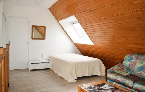 um quarto com uma cama e um tecto de madeira em Stunning Home In Plouha With Wifi em Plouha