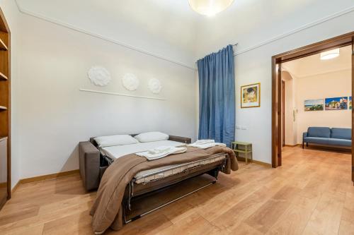 um quarto de hospital com uma cama e um sofá em Manzoni Apartment em Bari