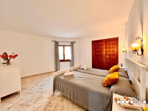 FanadixにあるVH CostaBlanca - WILLIの広いベッドルーム(ベッド1台、窓付)