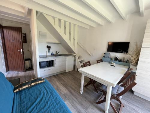 un salon avec une table et un canapé dans l'établissement Cottage de la mer, au Crotoy