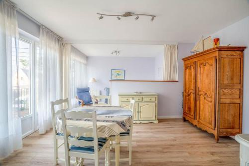 une salle à manger avec une table et quelques chaises dans l'établissement La mer à vos pieds, la plage à 50m, à Dinard