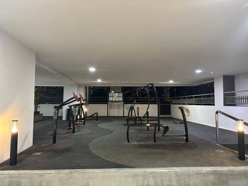 una palestra con attrezzature sportive in un edificio di KLCC Kampung Baru Cottage - Homestay a Kuala Lumpur