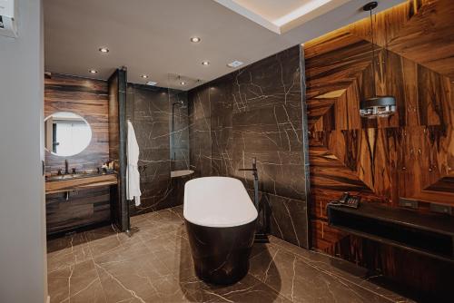 a bathroom with a toilet and a shower and a sink at La Urumpta Hotel, AKEN MIND in Río Cuarto