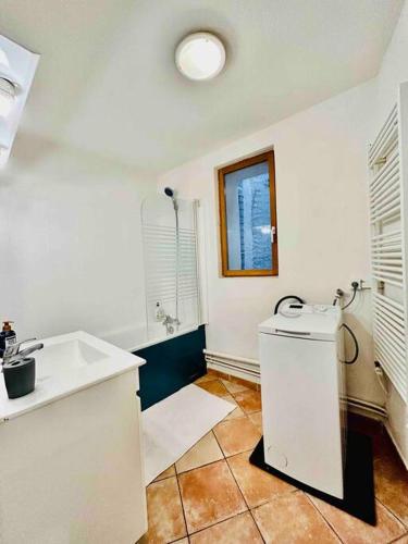 une salle de bain blanche avec un lavabo et des toilettes dans l'établissement Le Sébastopol -Très Bel appartement en plein centre de Beziers-Wifi, à Béziers