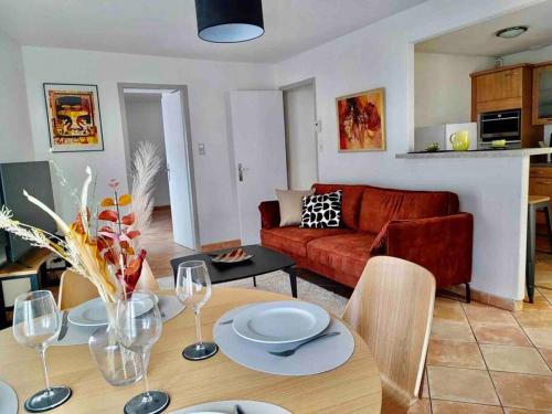 un salon avec une table et un canapé dans l'établissement Le Sébastopol -Très Bel appartement en plein centre de Beziers-Wifi, à Béziers