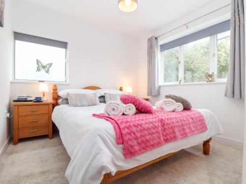 um quarto com uma cama com duas toalhas em Sandyfeet em Camborne