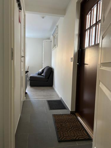 a hallway with a door and a couch in a room at TunnebergaBoB in Jonstorp