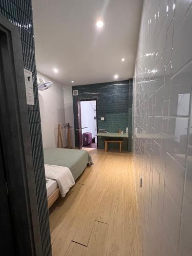 Een bed of bedden in een kamer bij Meow Hotel & Cafe