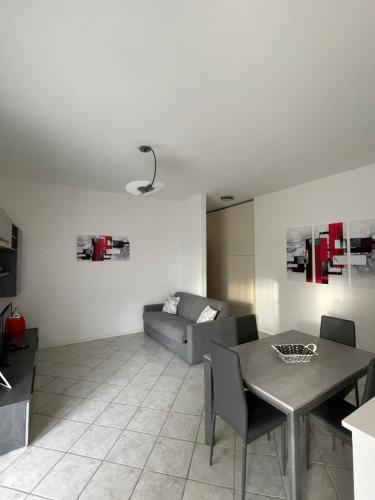 un soggiorno con tavolo e divano di Appartamento Stelvio a Novate Milanese