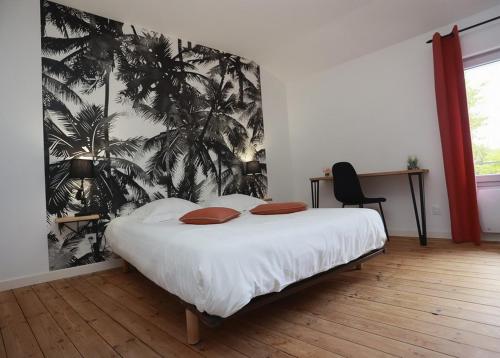 - une chambre avec un lit orné d'une fresque murale en palmier dans l'établissement Maison Le Lodge- Centre Doué la Fontaine proche zoo, à Doué-la-Fontaine