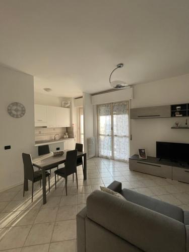 un soggiorno con divano e tavolo di Appartamento Stelvio a Novate Milanese