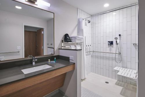 W łazience znajduje się umywalka i prysznic. w obiekcie Fairfield Inn & Suites by Marriott Chicago O'Hare w mieście Des Plaines