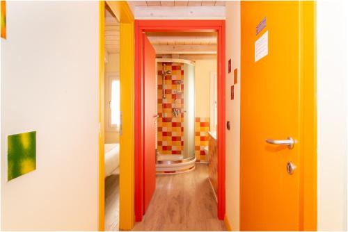 un pasillo con paredes de color naranja y amarillo en Casa Nova en Burano