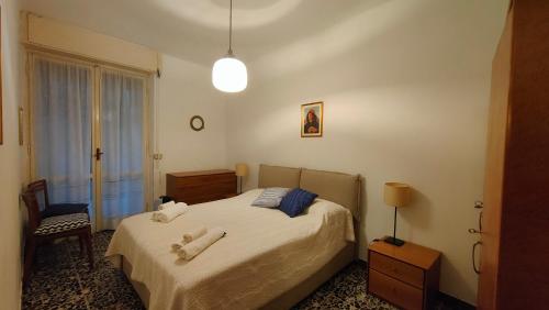 a bedroom with a bed with towels on it at Appartamento Olivo 229 in Portovenere