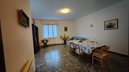 una sala da pranzo con tavolo e sedie in una stanza di Appartamento Olivo 229 a Portovenere