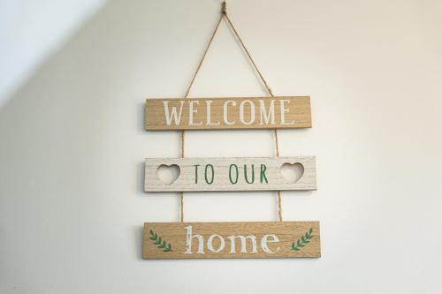 Φωτογραφία από το άλμπουμ του Spacious Beach Home With Hot Tub, BBQ and Garden σε Dymchurch