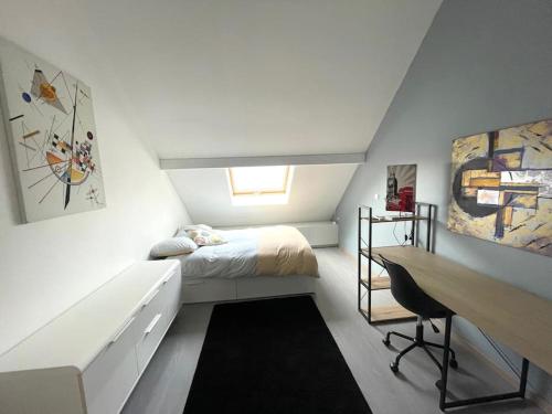 ein weißes Schlafzimmer mit einem Bett und einem Schreibtisch in der Unterkunft Superbe maison Châtillon-Le-Duc 