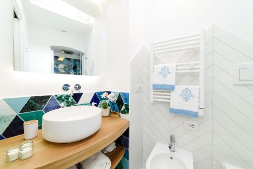 La salle de bains est pourvue d'un lavabo et de toilettes. dans l'établissement Casa Andreana, à Amalfi
