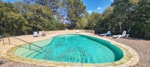 mały basen z 2 krzesłami i stołem w obiekcie Gîtes les Dryades, au calme, entre oliviers et piscine w mieście Salernes