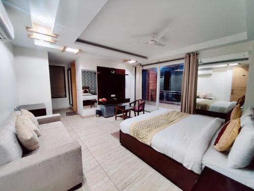 ein Schlafzimmer mit einem Bett und einem Sofa in einem Zimmer in der Unterkunft BlueNeck Sec 47 Near IKEA GMP Gurugram in Gurgaon