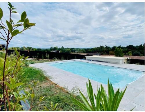 una piscina en medio de un patio en La maison du Maire en Cayrac