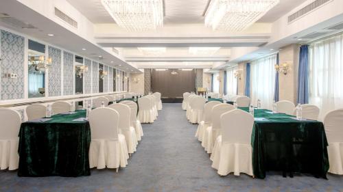 a banquet hall with green and white tables and chairs at Holiday Inn Express Xiamen Lushan -Shopping Center by IHG in Xiamen