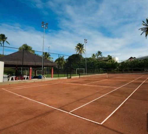 מתקני טניס ו/או סקווש ב-Marulhos Suite Resort או בסביבה